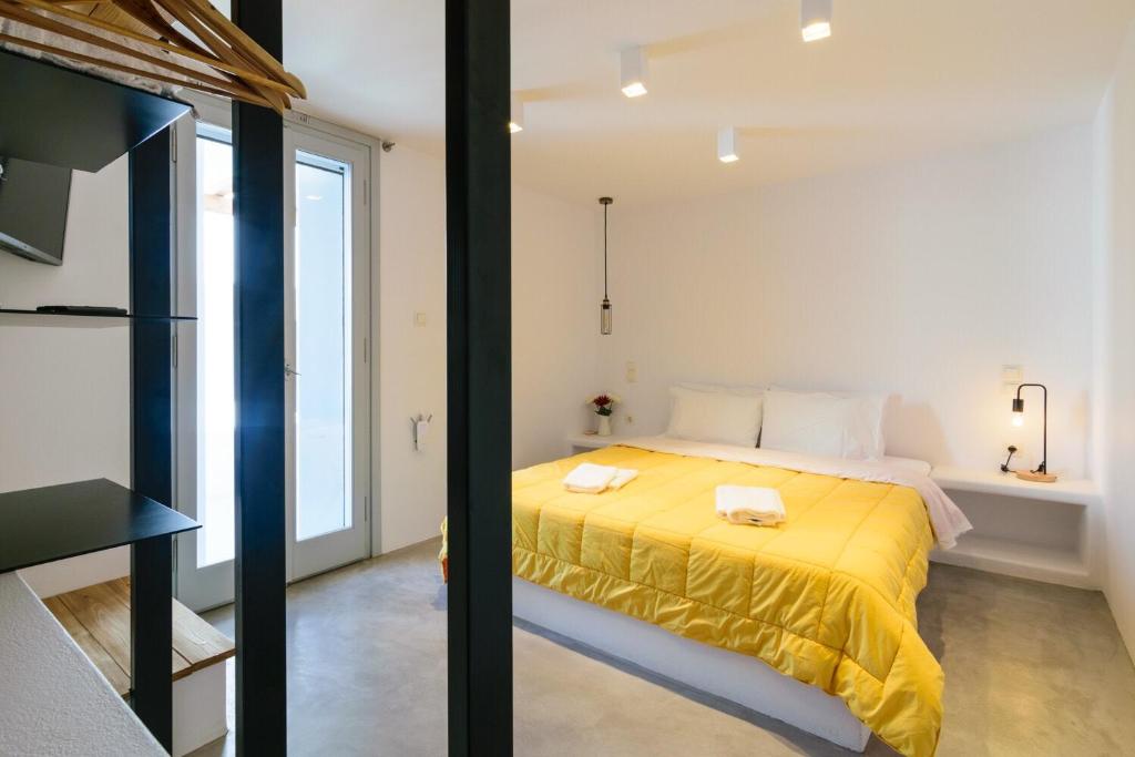 Un pat sau paturi într-o cameră la L’arco Milos Suite