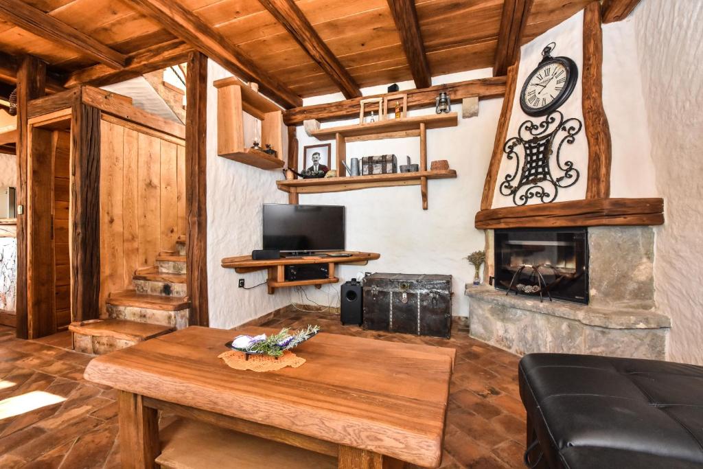 Televízia a/alebo spoločenská miestnosť v ubytovaní Villa Golubinka
