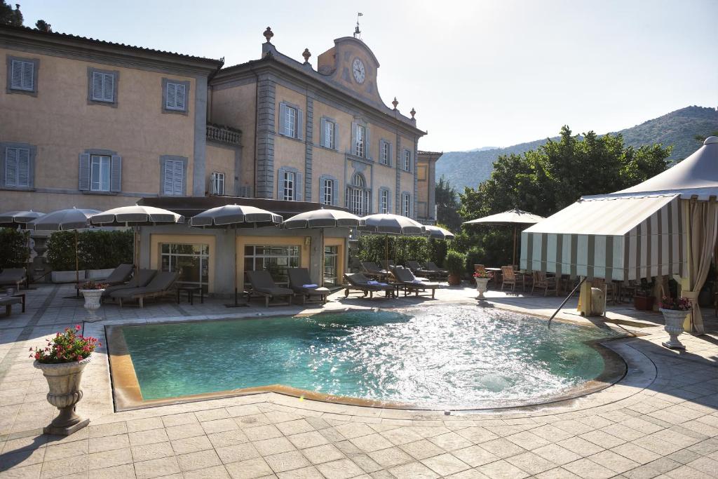 un grande edificio con piscina di fronte di Bagni Di Pisa Palace & Thermal Spa - The Leading Hotels of the World a San Giuliano Terme