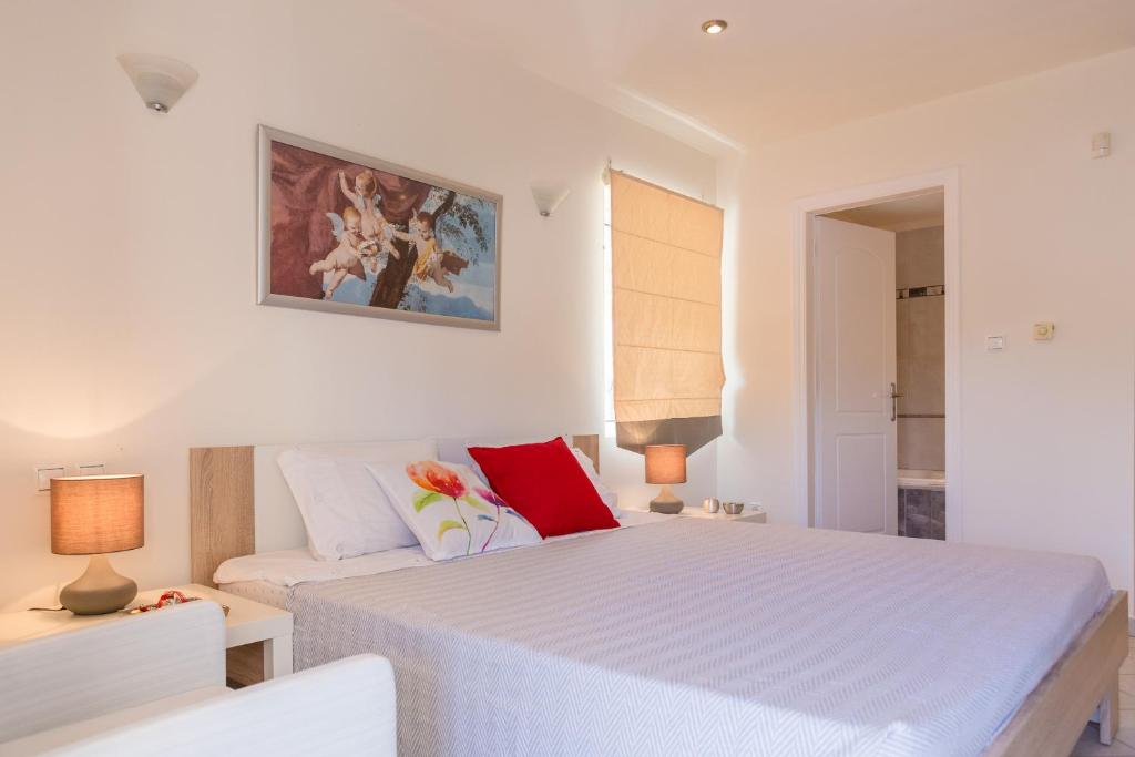 una camera bianca con un letto e un divano di Villa Santa Barbara a Marathónas (Maratona)