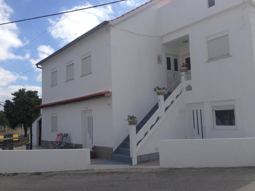 een wit gebouw met trappen aan de zijkant bij Casa Nogueira in Travancinha