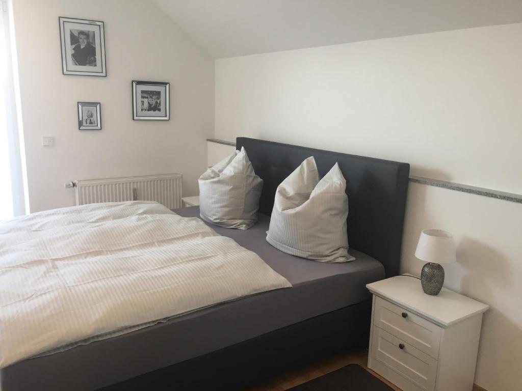 a bedroom with a bed with white pillows at Apartment mit Parkblick in Tönisvorst