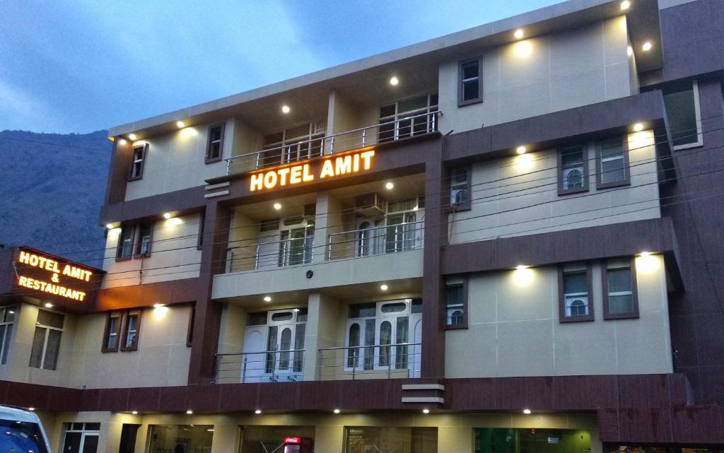 Hotel Amit في Shamshi: فندق مكتوب عليه ملحق الفندق