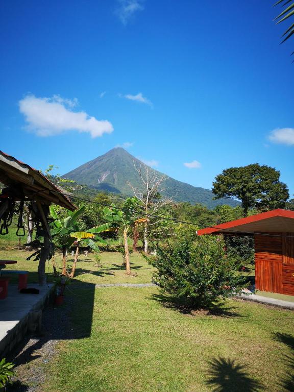 una vista de una montaña en la distancia en Tío Felix Eco Lodge, en Fortuna