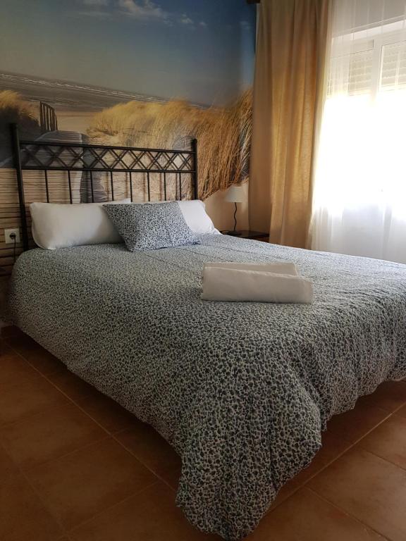 1 dormitorio con cama con almohada en Isla Canela Natura, en Isla Canela