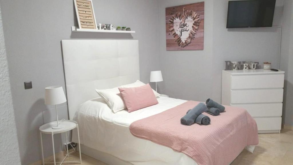マラガにあるA&N Loft Merced Recently renovatedのベッドルーム1室(ピンクの毛布付きのベッド1台付)
