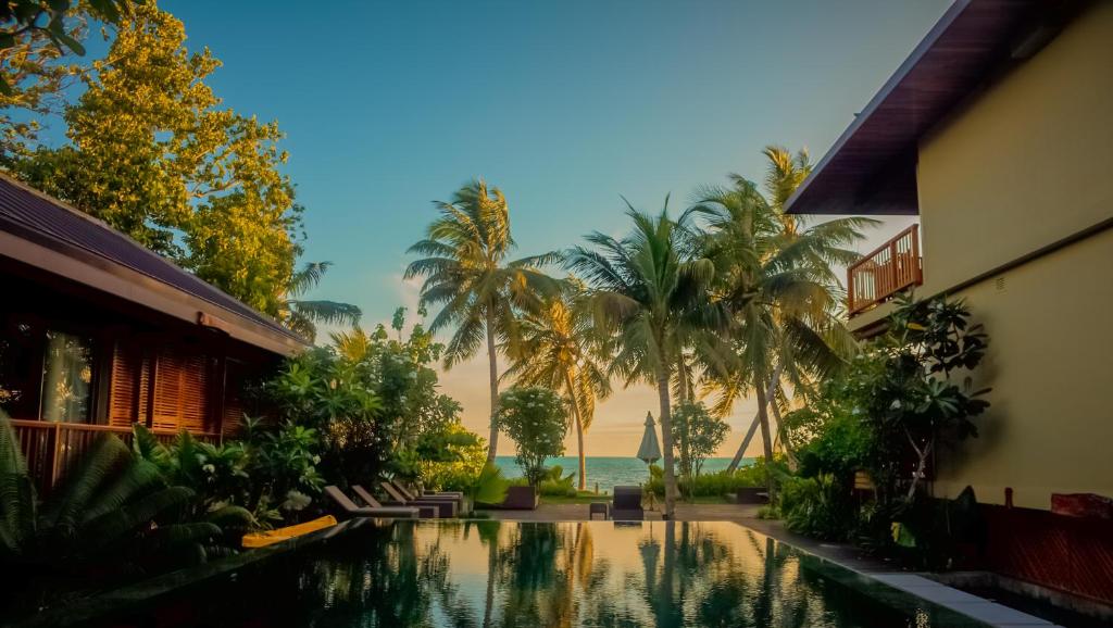 Kolam renang di atau dekat dengan Dhevatara Beach Hotel