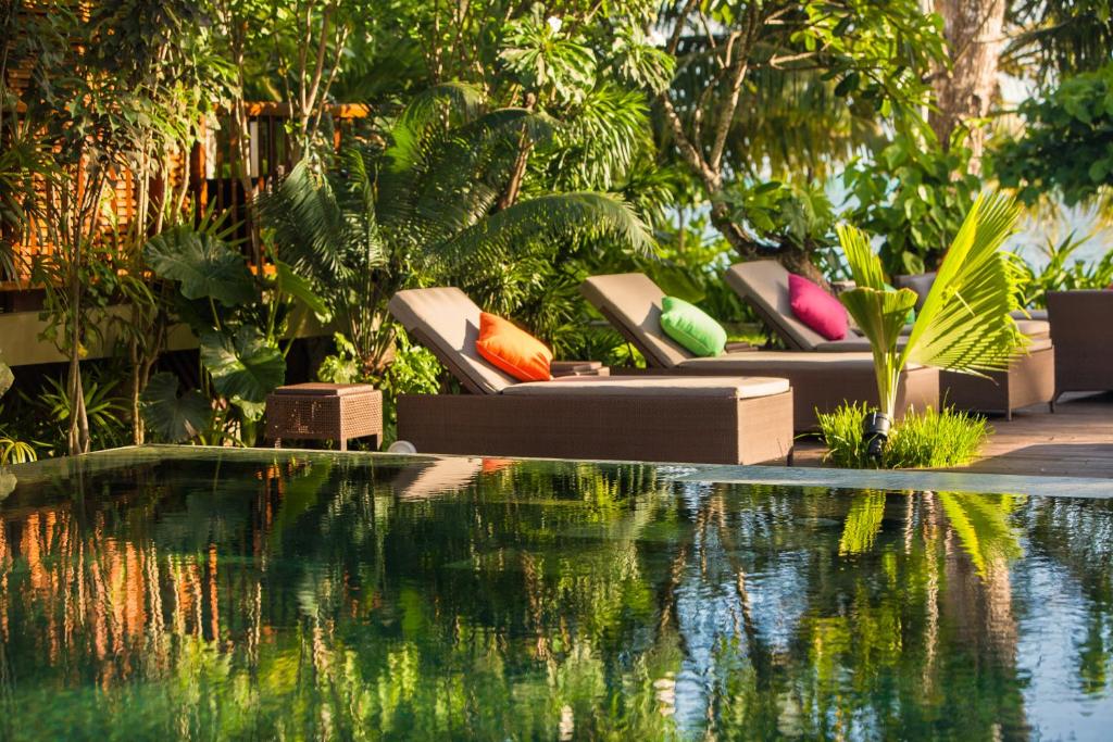 Taman di luar Dhevatara Beach Hotel