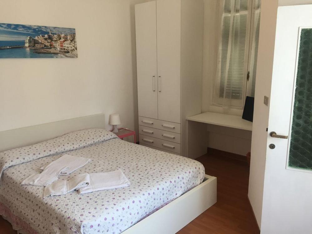 una camera da letto con un letto e due asciugamani di Hotel Villa Cristina a Rapallo