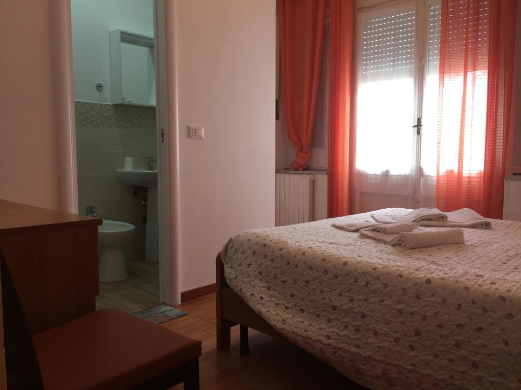 sypialnia z łóżkiem oraz łazienka z umywalką w obiekcie Hotel Villa Cristina w Rapallo