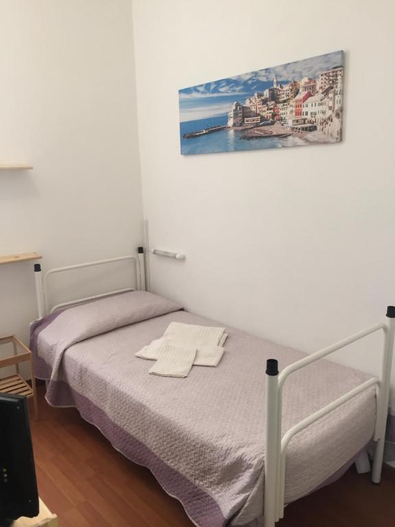 sypialnia z łóżkiem i obrazem na ścianie w obiekcie Hotel Villa Cristina w Rapallo