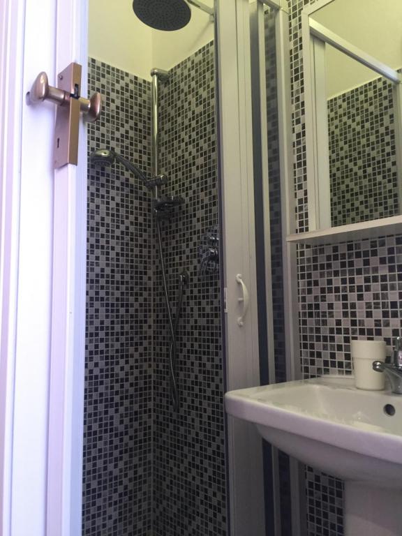 łazienka z prysznicem i umywalką w obiekcie Hotel Villa Cristina w Rapallo