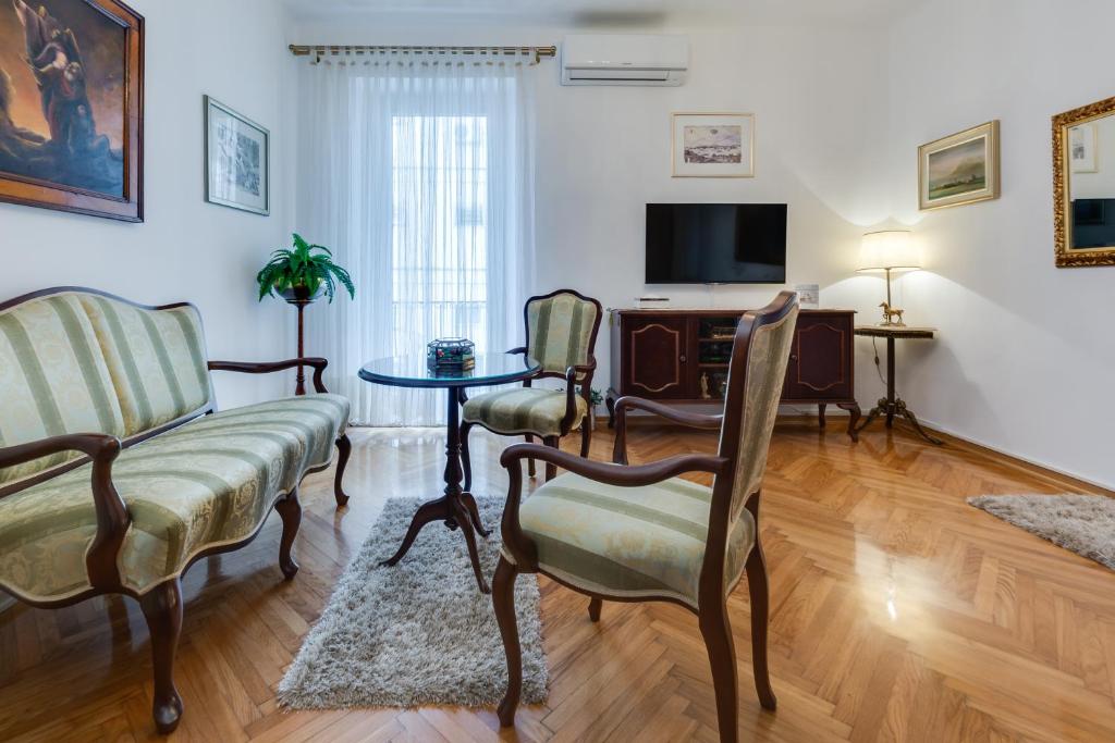 Televízia a/alebo spoločenská miestnosť v ubytovaní Central Palace Apartment