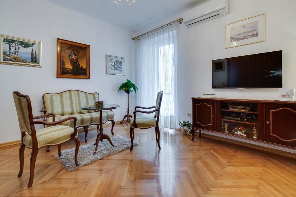 Televízia a/alebo spoločenská miestnosť v ubytovaní Central Palace Apartment
