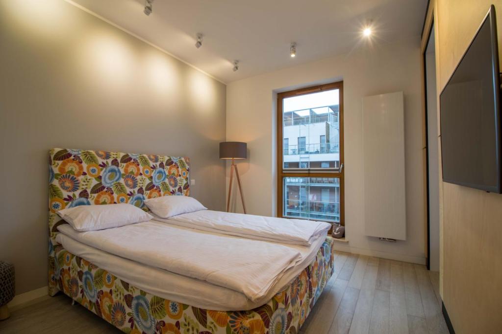 Posteľ alebo postele v izbe v ubytovaní Nadmorski Dwor Wood Apartment