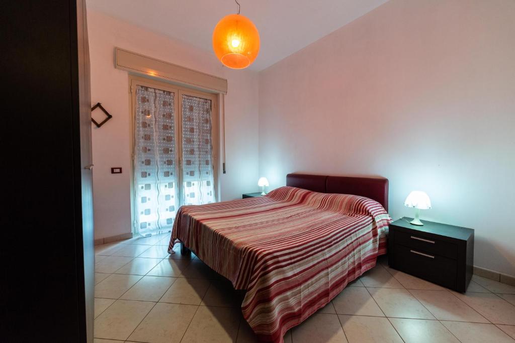 um quarto com uma cama e um candeeiro sobre uma mesa em Il gabbiano in città em Palermo