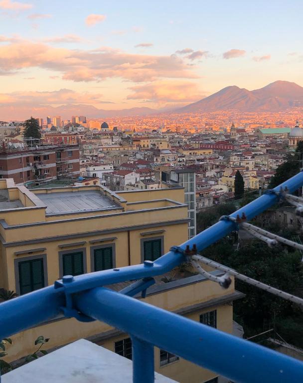 ナポリにあるSecret Room Naplesの建物からの夕日の街並み