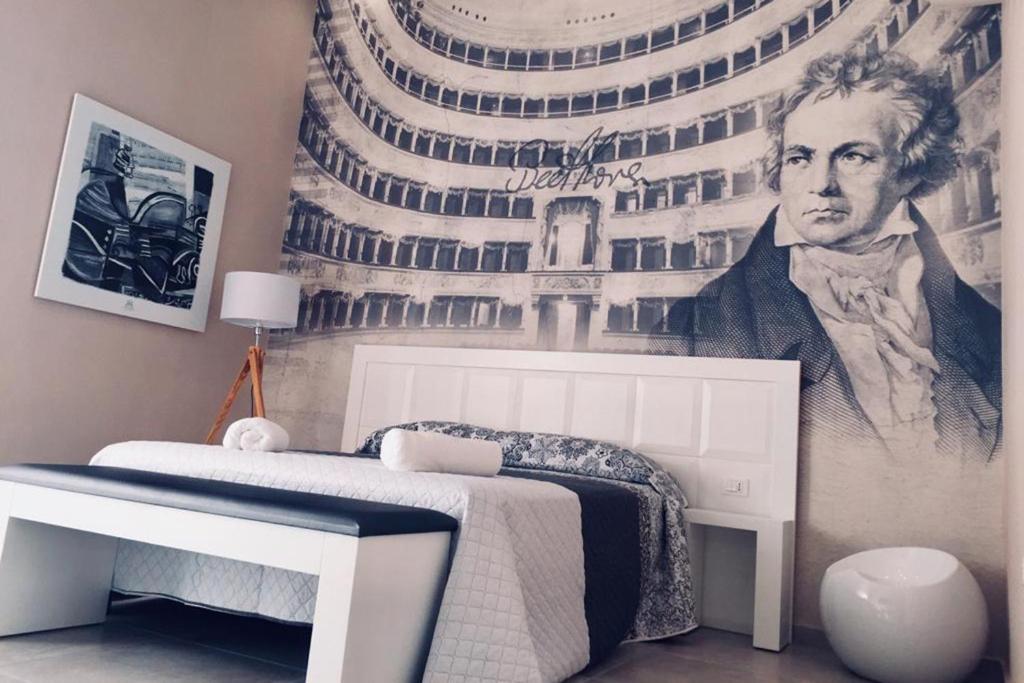 1 dormitorio con un gran mural de un edificio en Al Giordano, en Foggia