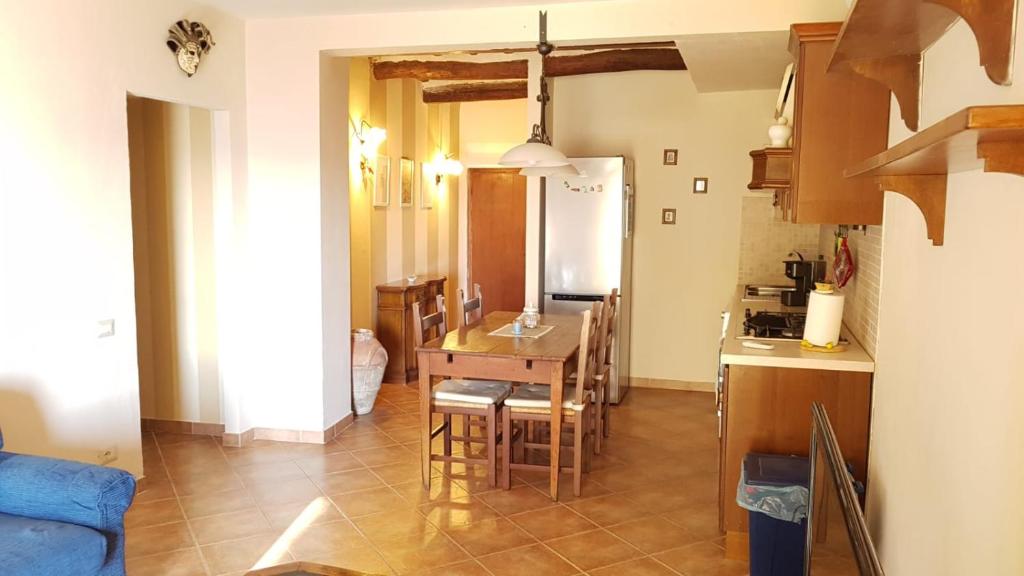 a kitchen and living room with a table and chairs at calloni franceschini home in Palaia