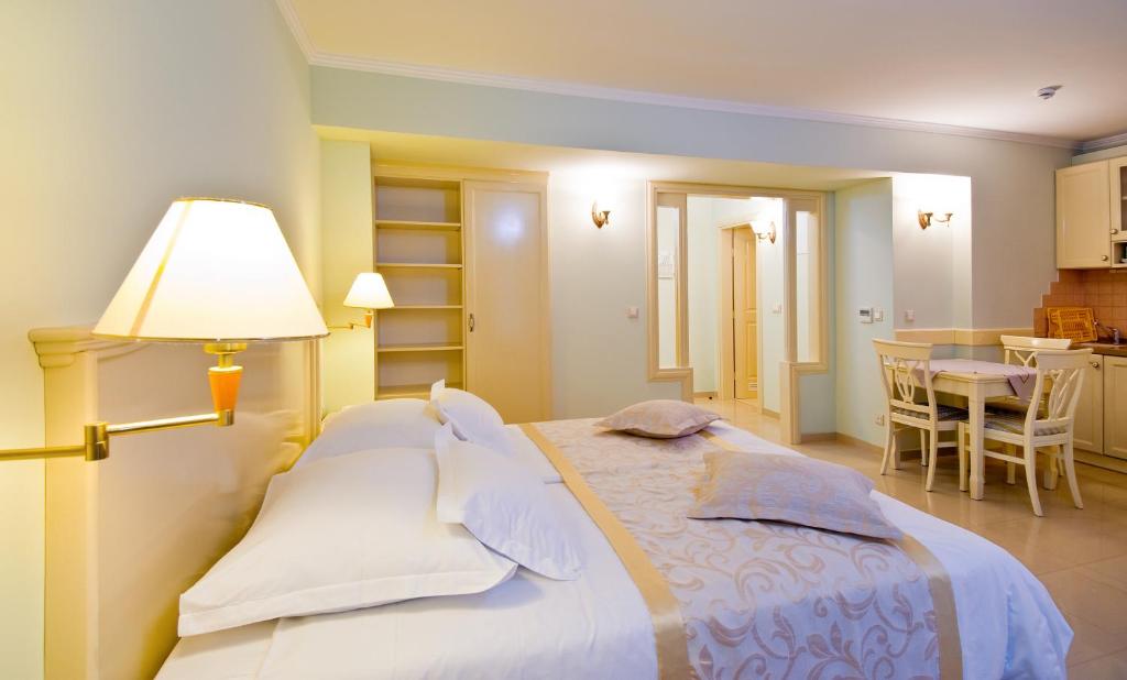 Postel nebo postele na pokoji v ubytování Hotel Sunceva Postelja Brela