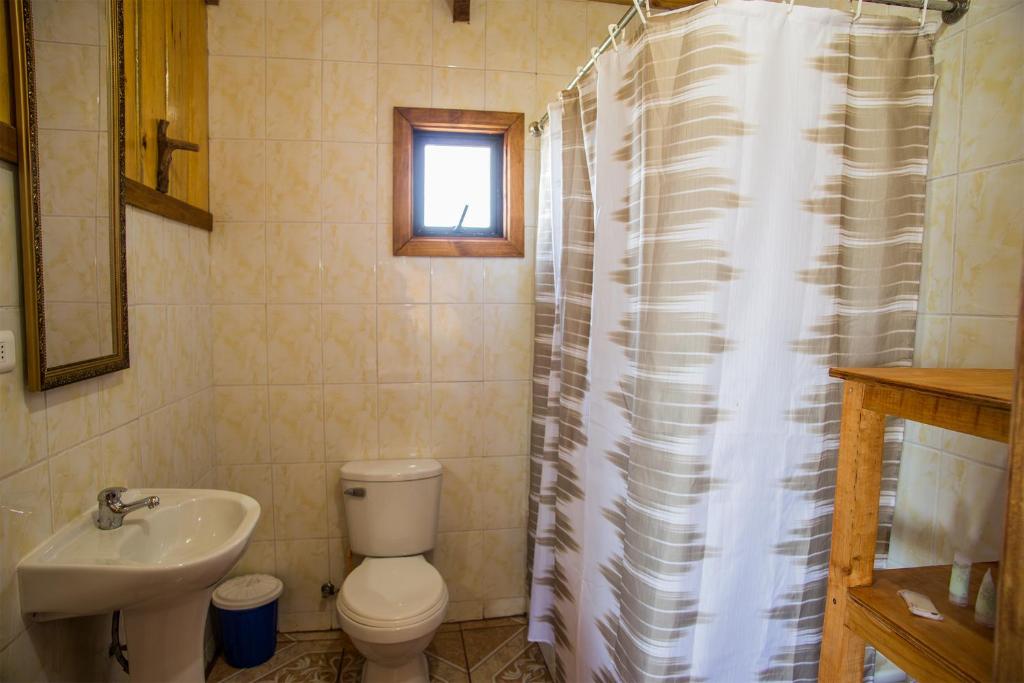 Koupelna v ubytování Apart hotel Puchaley Lafquen