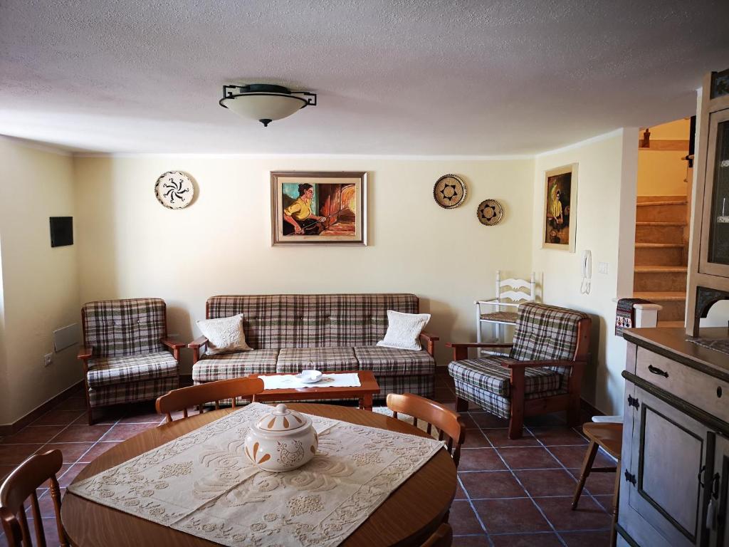 ein Wohnzimmer mit einem Sofa, einem Tisch und Stühlen in der Unterkunft Casa A&M in Onifai
