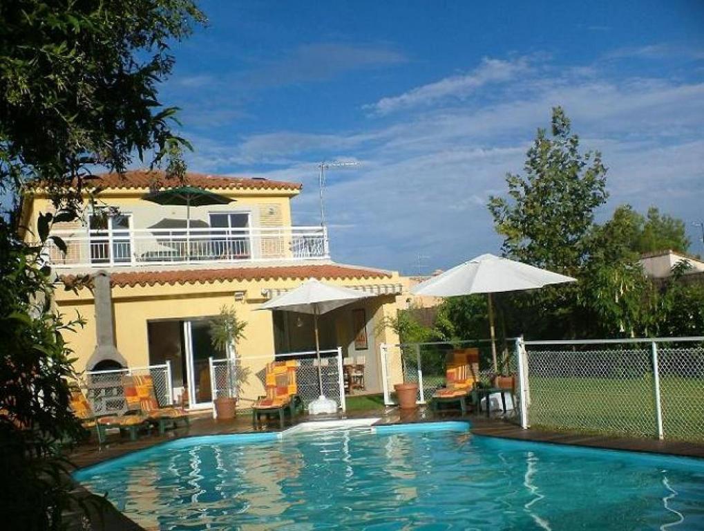 Πισίνα στο ή κοντά στο Villa Rive Rouge