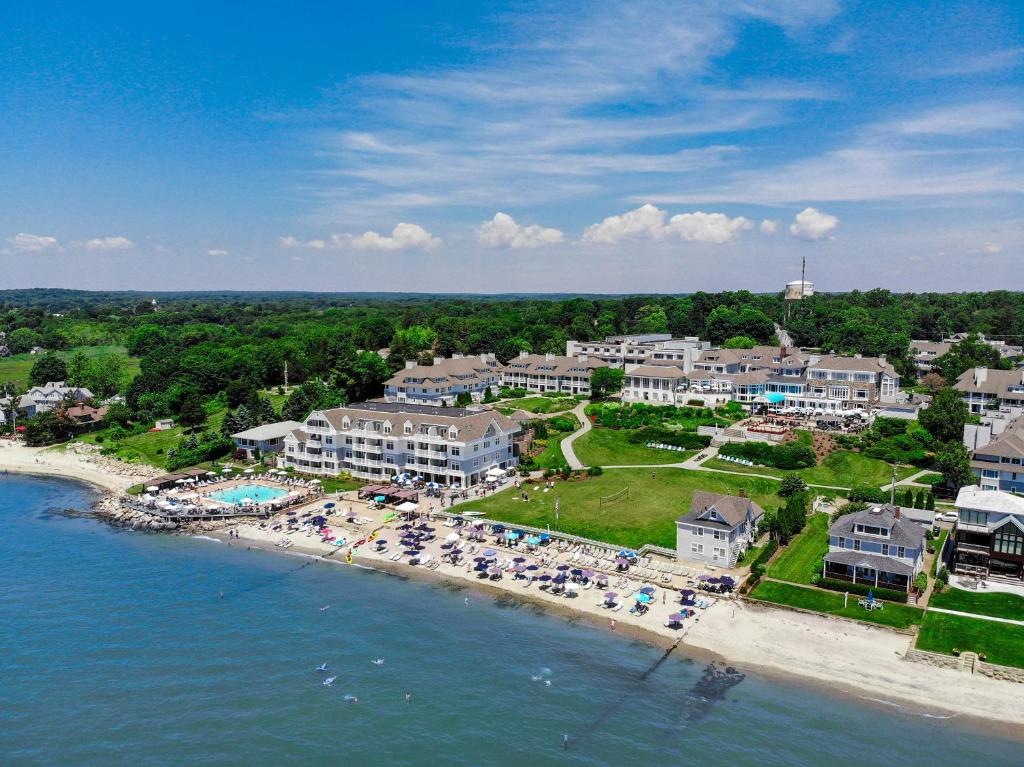 eine Luftansicht auf einen Strand mit einem Resort in der Unterkunft Water's Edge Resort & Spa in Westbrook