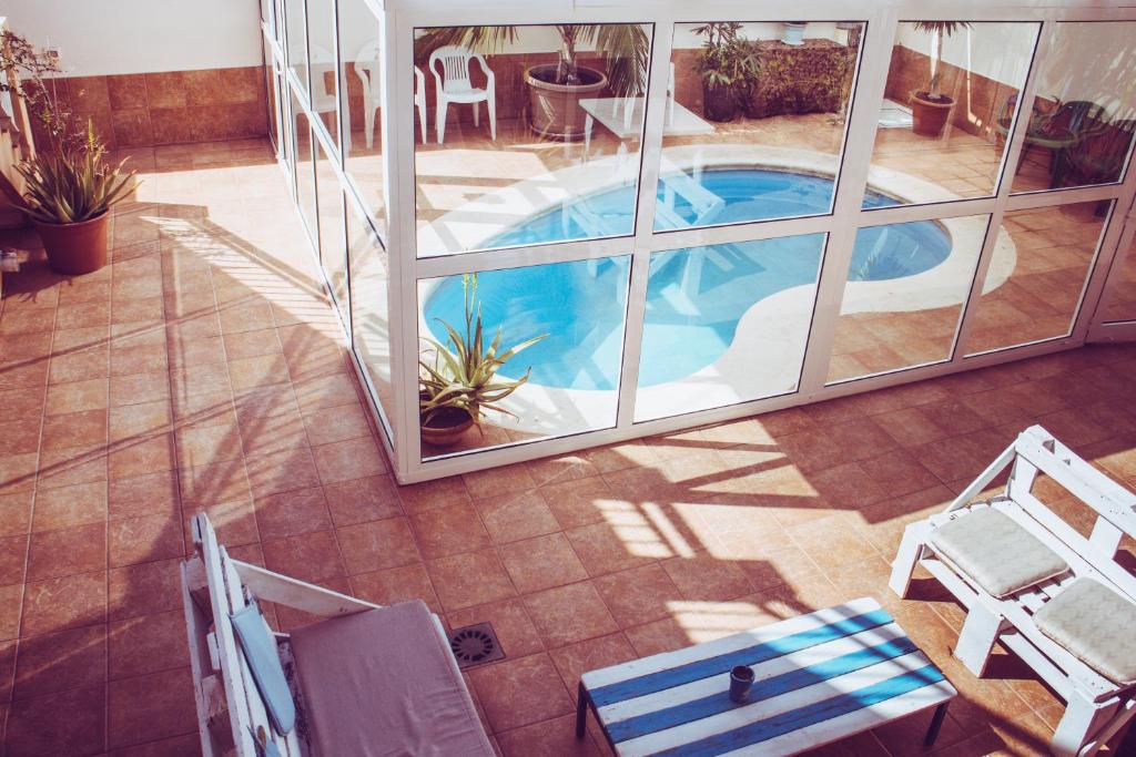 uma vista superior de uma piscina numa casa em Aloe Vera Shared House em El Médano