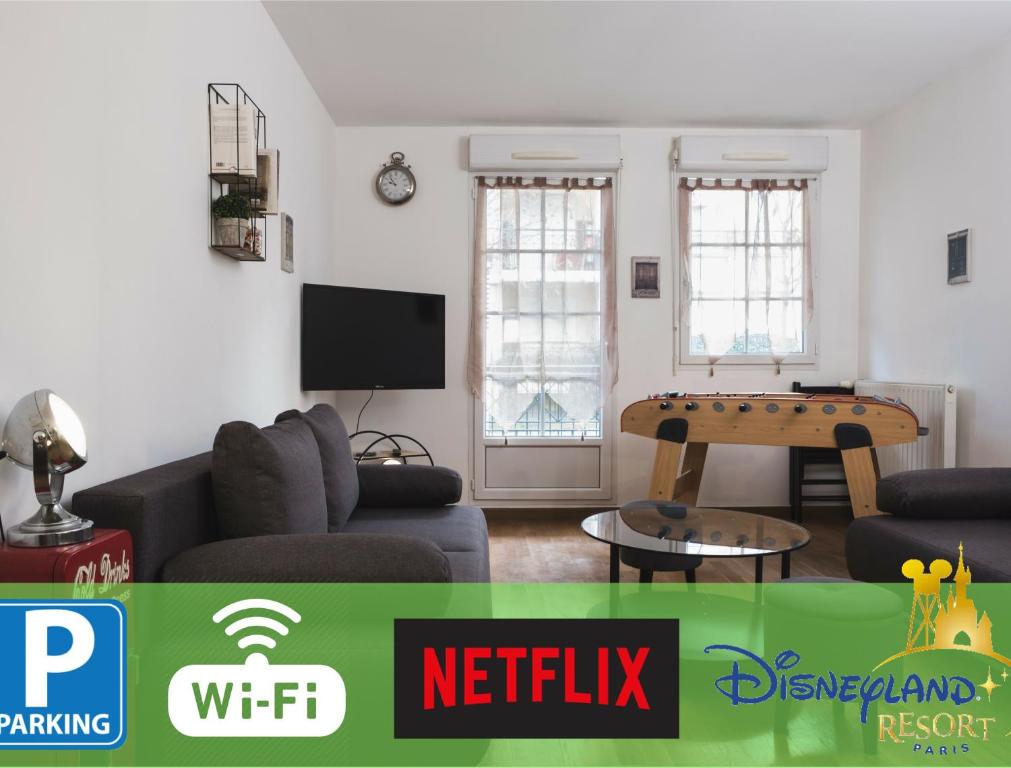 een woonkamer met een bank en een tafel bij Family Travel Paris 2 in Bussy-Saint-Georges