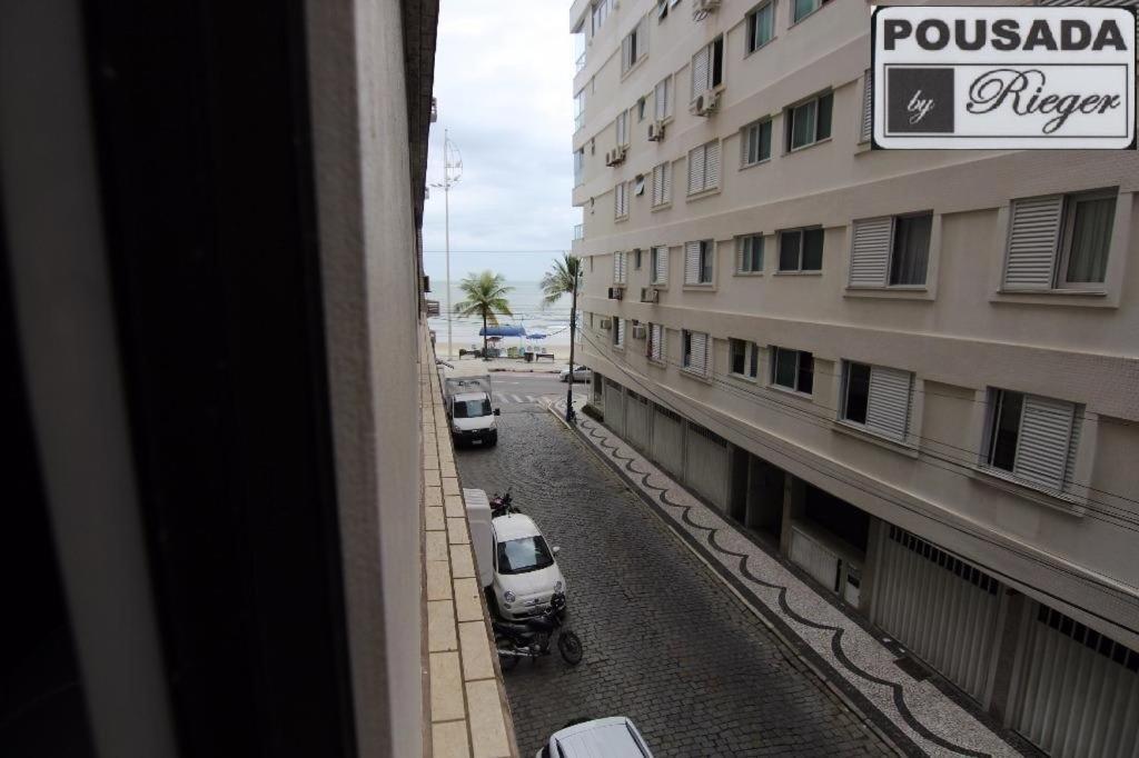 una vista desde una ventana de un edificio con coches aparcados en APARTAMENTO EM BALNEÁRIO DE CAMBORIÚ - BY RIEGER, en Balneário Camboriú