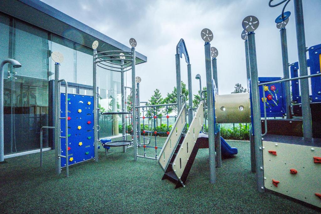 Herní místnost nebo prostor pro děti v ubytování Grand Medini Suites by RR JBcity