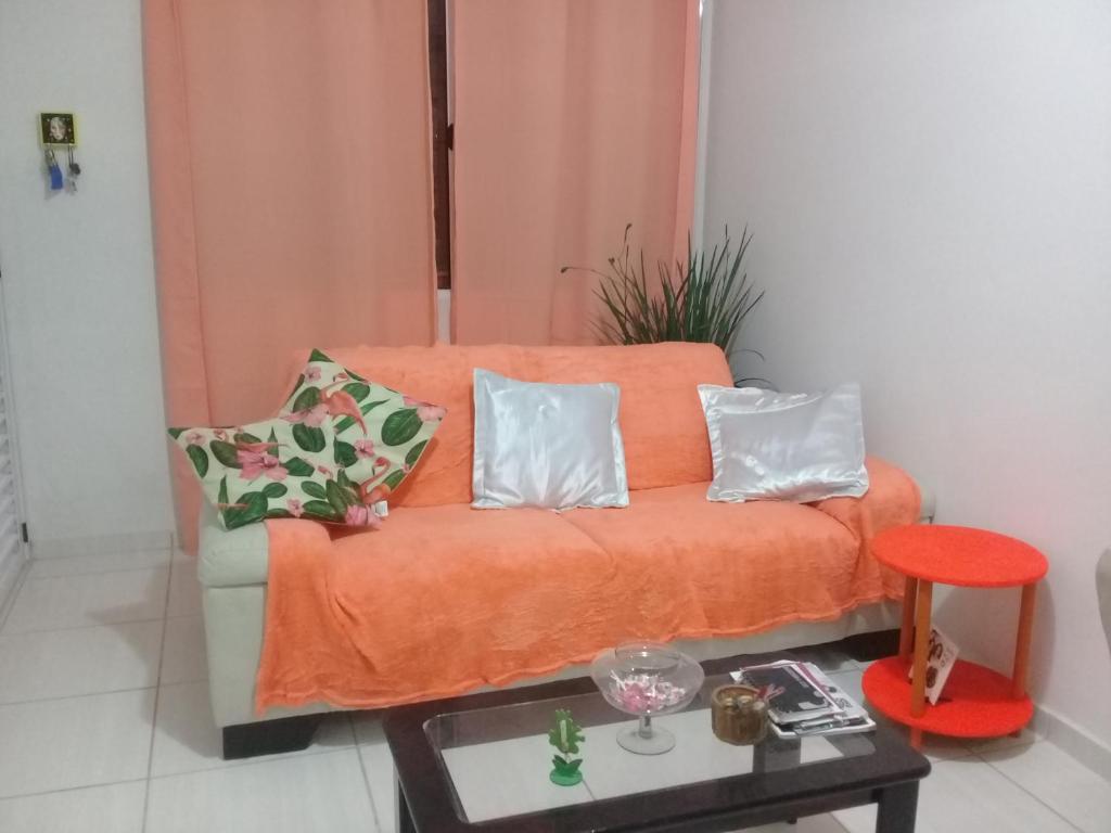 um sofá laranja numa sala de estar com uma mesa em Verona em Paulista