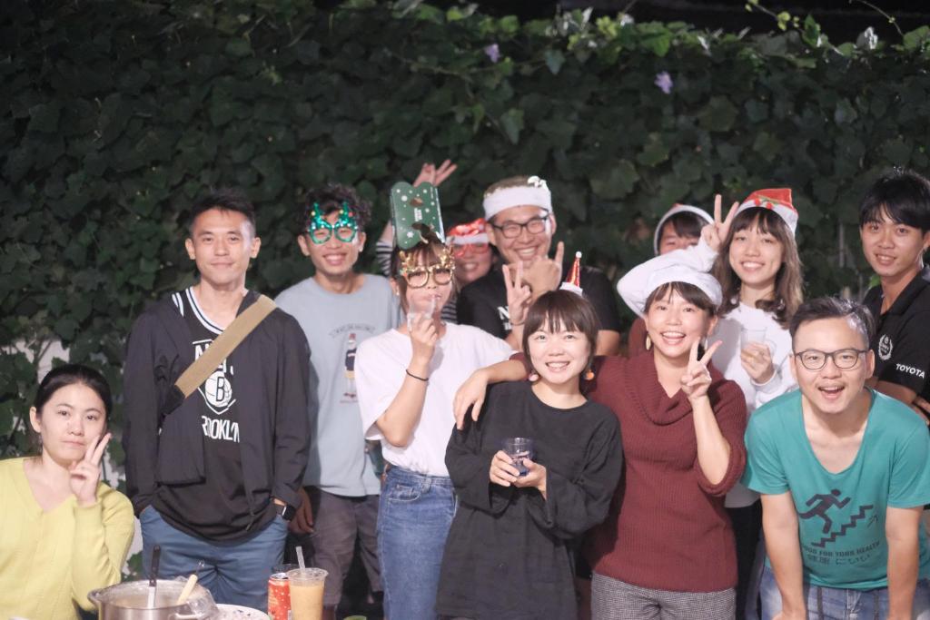 a group of people are posing for a picture at 都蘭朋友家 Dulan Friends Hostel in Donghe