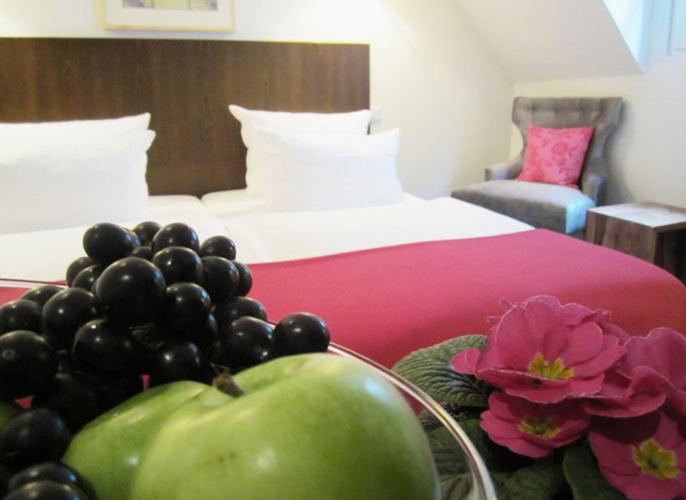 una camera con letto e cesto di frutta di Hotel Lindenwirt a Rüdesheim am Rhein