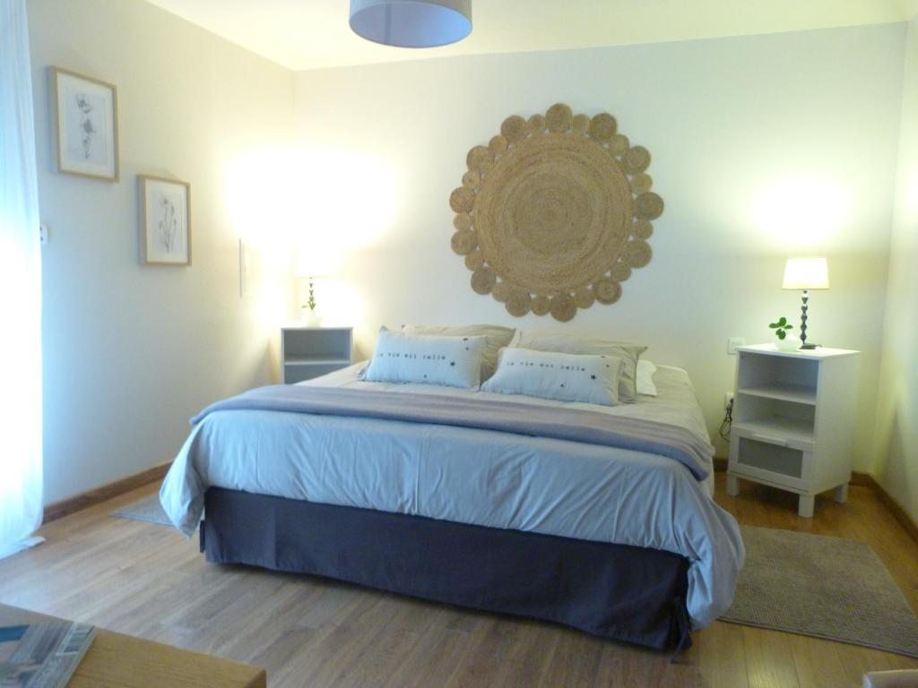 TrédarzecにあるChambres d'Hotes Losten ar Goguesのベッドルーム1室(大型ベッド1台、壁に大きな鏡付)