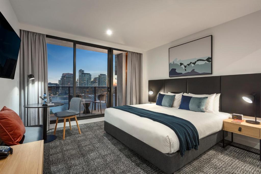 um quarto de hotel com uma cama e uma secretária em Quest NewQuay em Melbourne
