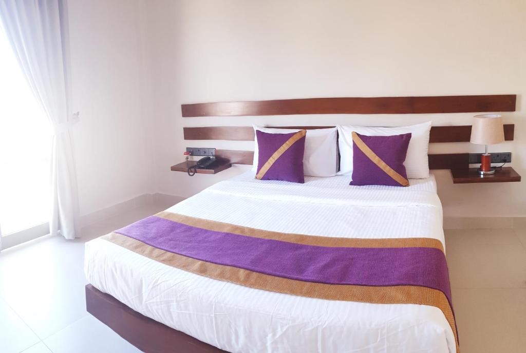 Postel nebo postele na pokoji v ubytování Hive 68 - Hotel and Resorts (Negombo)