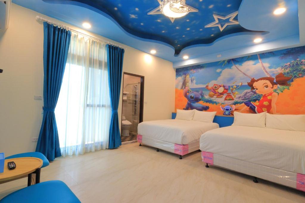 una camera con due letti e un dipinto sul soffitto di Romantic B&B a Città di Hualien