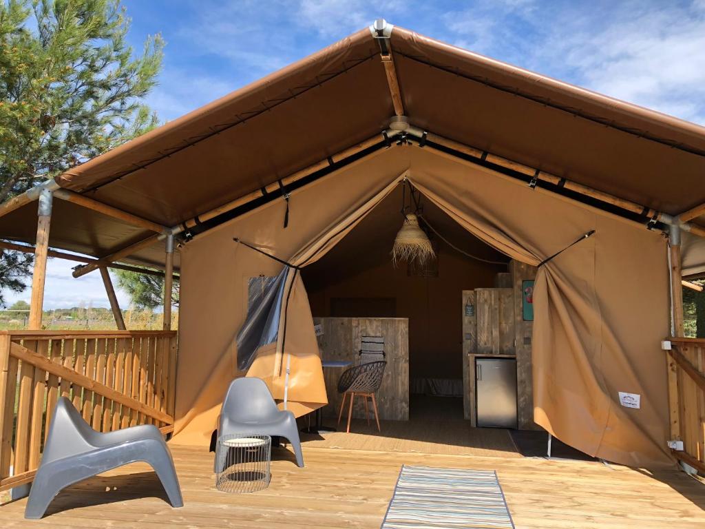 ein Zelt mit einem Tisch und Stühlen in der Unterkunft Les Lodges Saint Pierre in Cap d'Agde