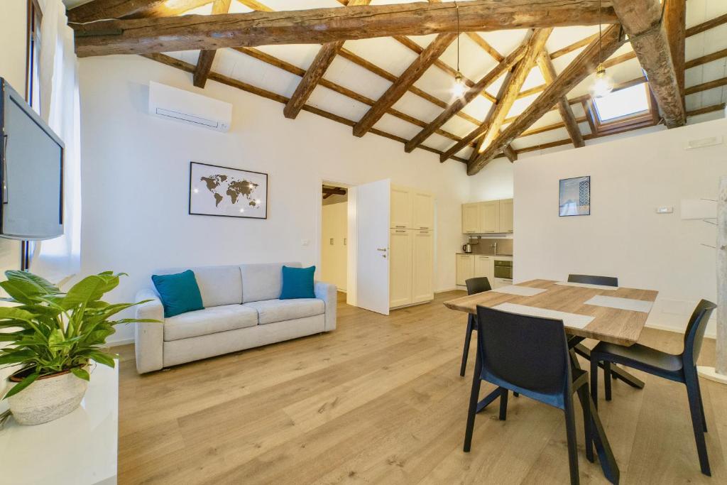 - un salon avec une table et un canapé dans l'établissement New apartment in Murano the amazing glass island, à Murano
