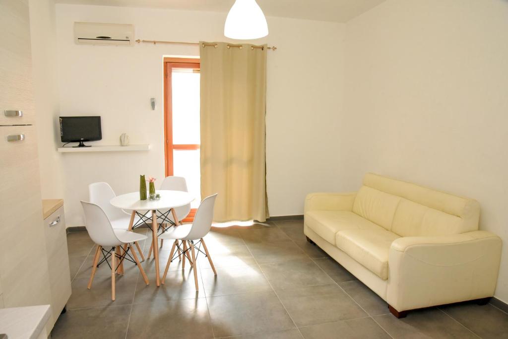 a living room with a couch and a table at Appartamento sulla spiaggia in Gallipoli
