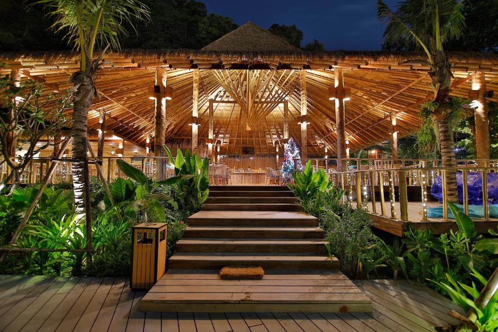 Phi Phi CoCo Beach Resort外面的花园