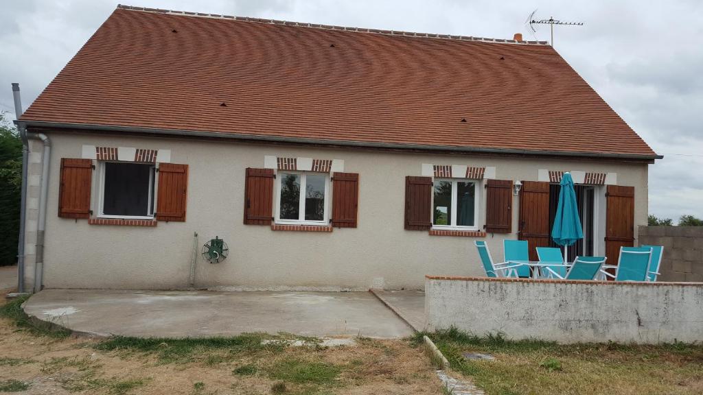 una casa con 2 sillas y 2 sombrillas en Gîte près de Chambord, en Muides-sur-Loire