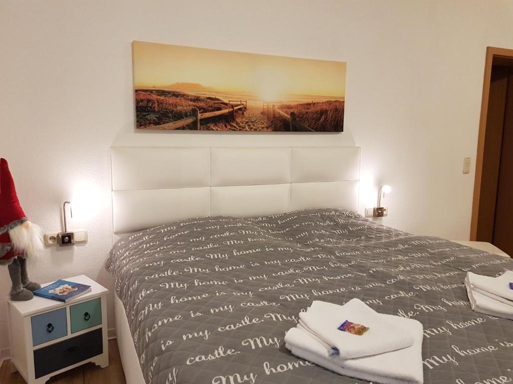 een slaapkamer met een bed met een schilderij aan de muur bij Studio 14 Strandmuschel, Residenz Seeblick in Ostseebad Sellin
