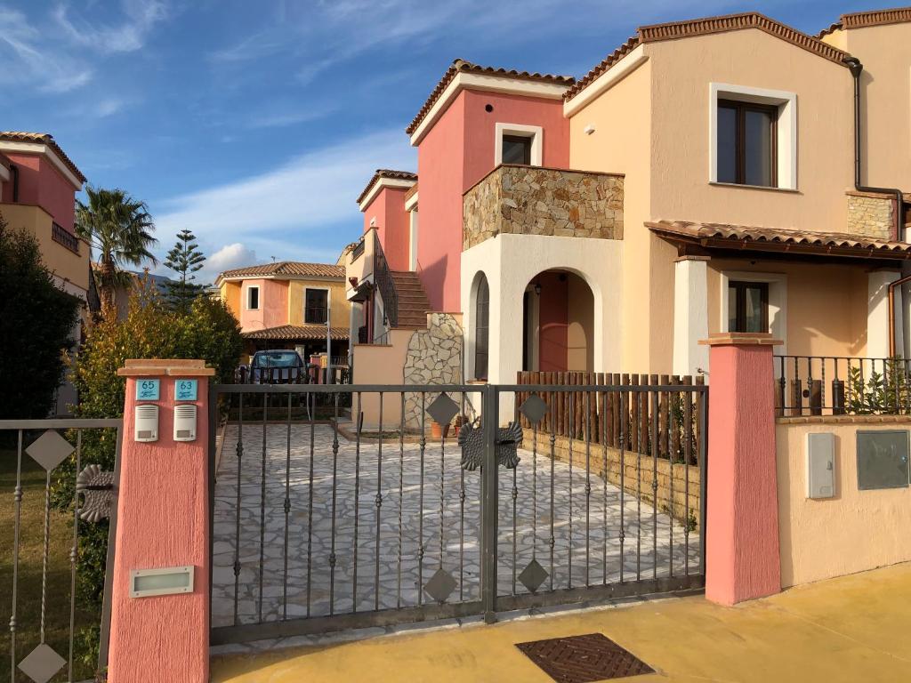 una recinzione di fronte a una casa di Casa al mare di Carlo&Bruna a Villasimius