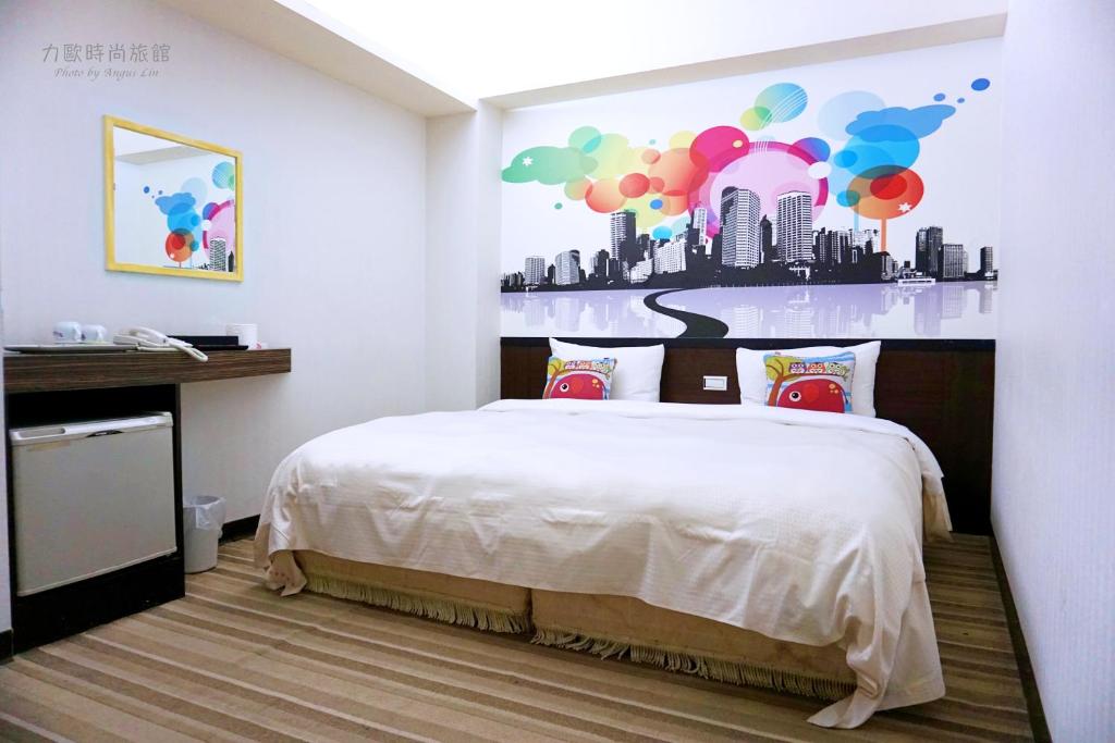 ein Schlafzimmer mit einem Bett mit einem Wandbild der Stadt in der Unterkunft Lio Hotel - Taipei Main Station in Taipeh