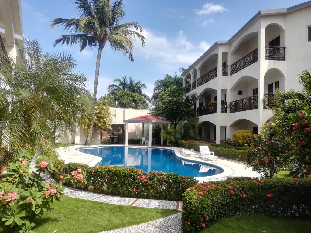 um resort com uma piscina em frente a um edifício em Apartamento en Las Terrenas em Las Terrenas