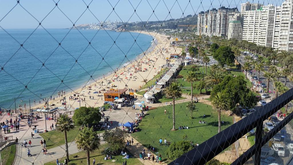 - Vistas a la playa y al océano en Hermoso Departamento Frente al Muelle Vergara - Viña del Mar, en Viña del Mar