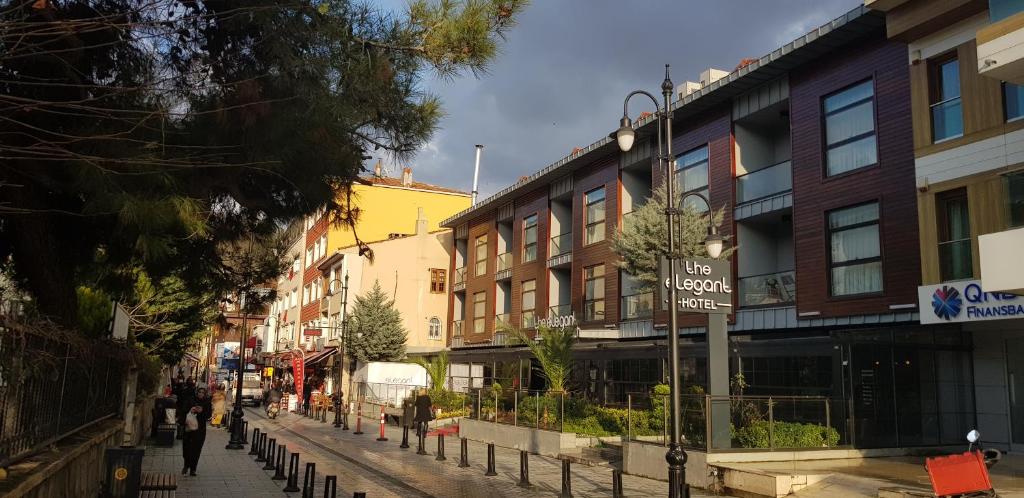 una via cittadina con edifici e persone che camminano per strada di The Elegant Hotel a Istanbul